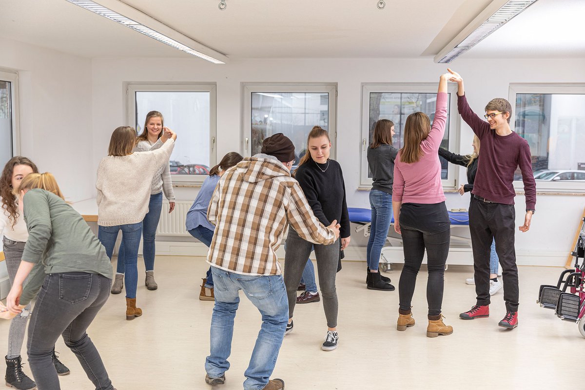 Unterricht Ergotherapie Schule Mainz - Schülergruppe bei Bewegungstherapie