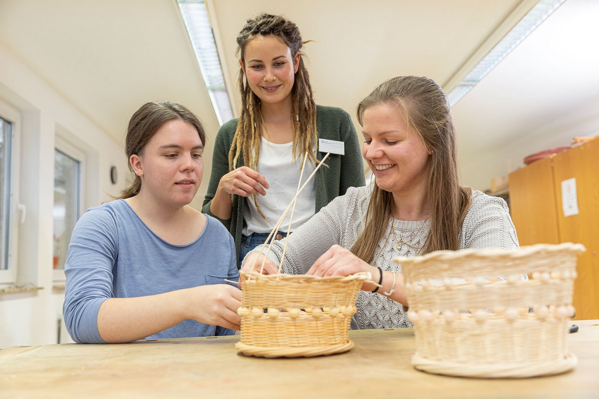 Unterricht Ergotherapie Schule Mainz - Schülerinnen mit fertig geflochtenen Körben