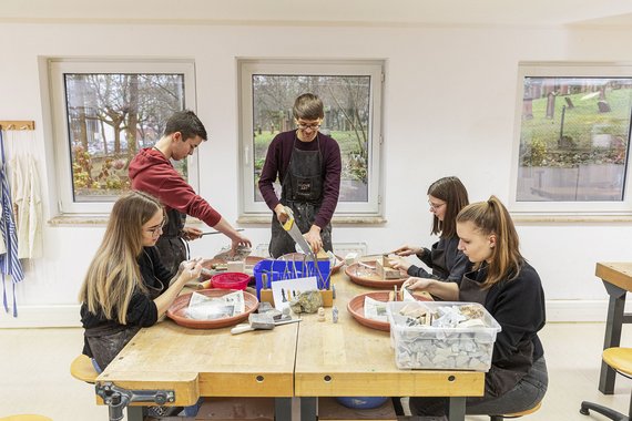 Ergotherapieschüler beim praktischen Unterricht