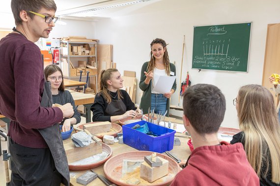 Ergotherapie-Schülergruppe in Besprechung mit Dozentin