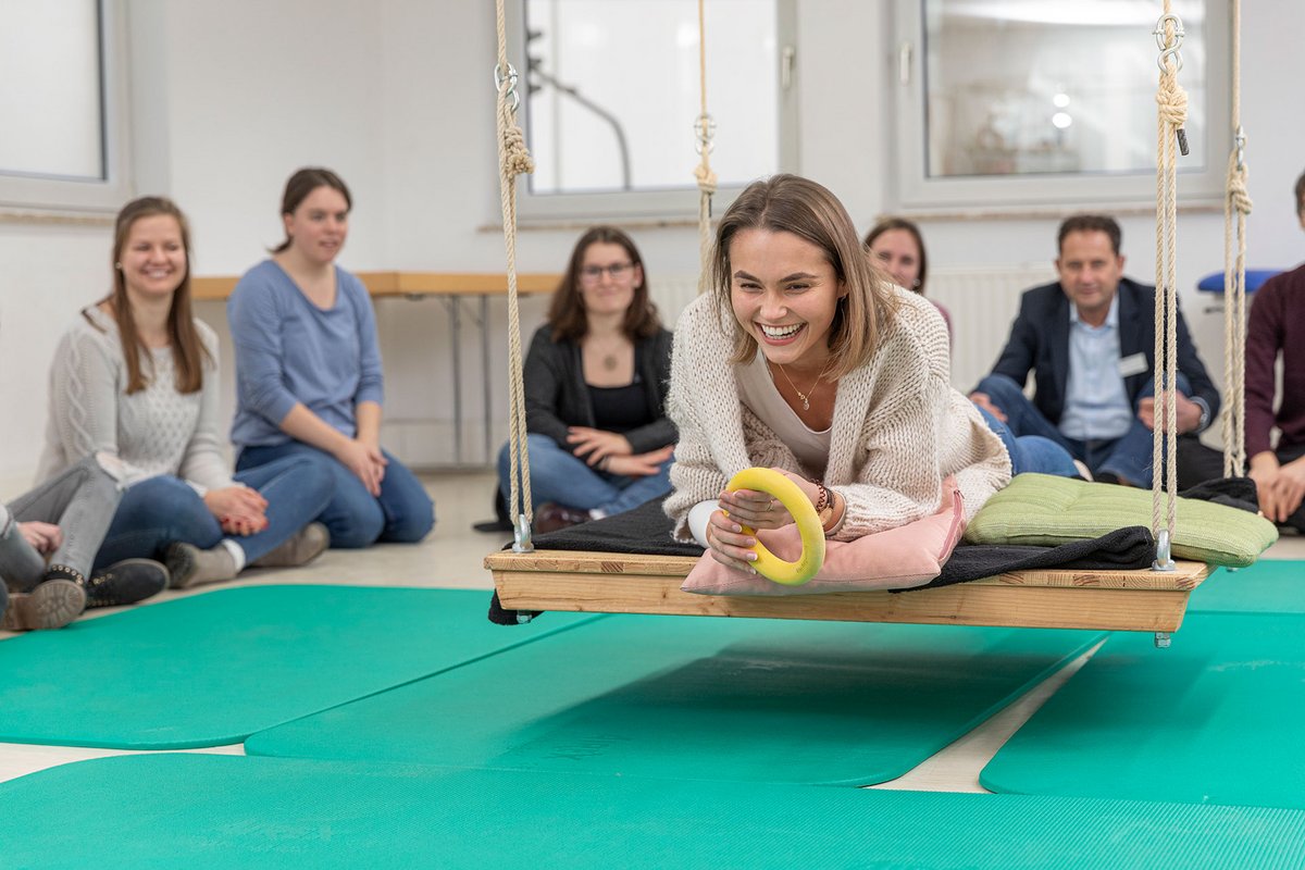 Unterricht Ergotherapie Schule Mainz - Schülerin auf Schaukel