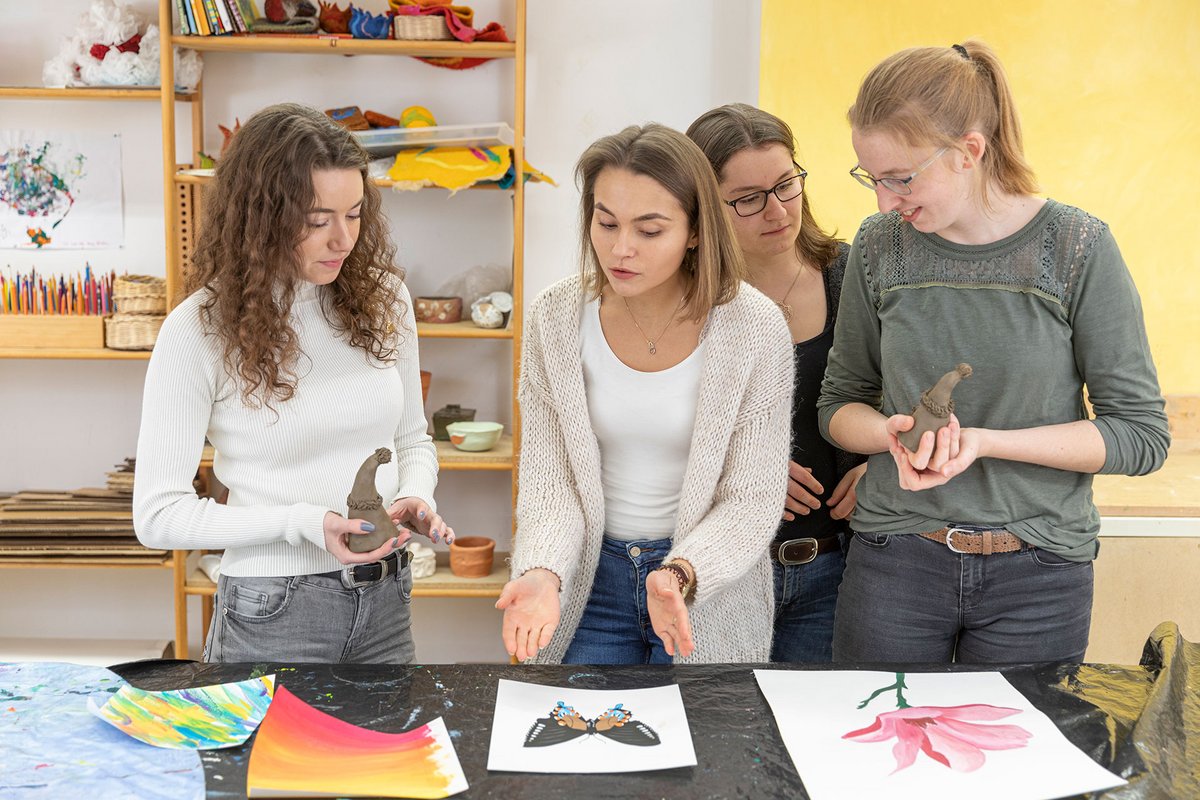 Unterricht Ergotherapie Schule Mainz - Schülergruppe vor Malerei
